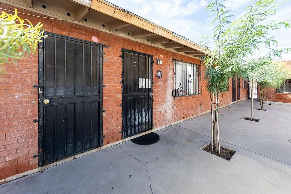1 bed, 400 sqft, $750 — Photo 1