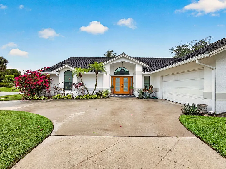 12897 La Rochelle Cir — Photo 3