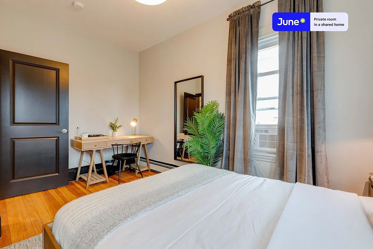 Queen bedroom in 4 bed/1.5 bath home in South Boston #194 3A — Photo 2