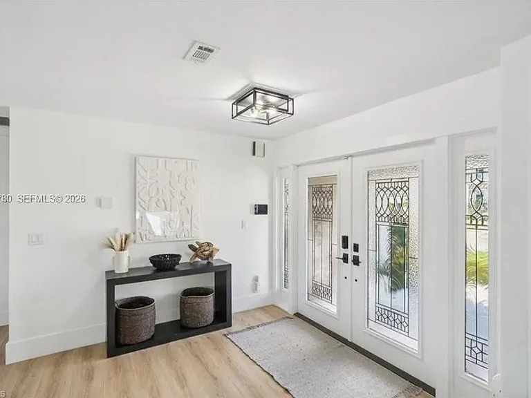 444 N Barfield Dr — Photo 4