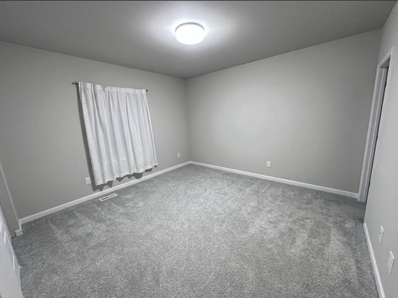 4 bed, 2.5 bath, 2525 sqft, $4,200 — Photo 3