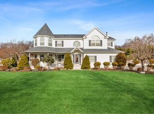 27 Whittier Ave, Medford, NY 11763