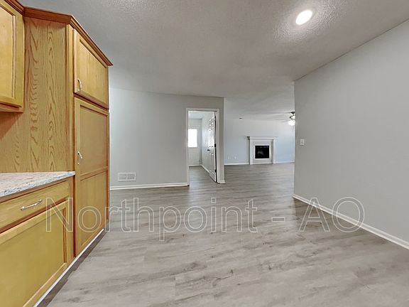 5th image of 303 NW Woodbury Dr