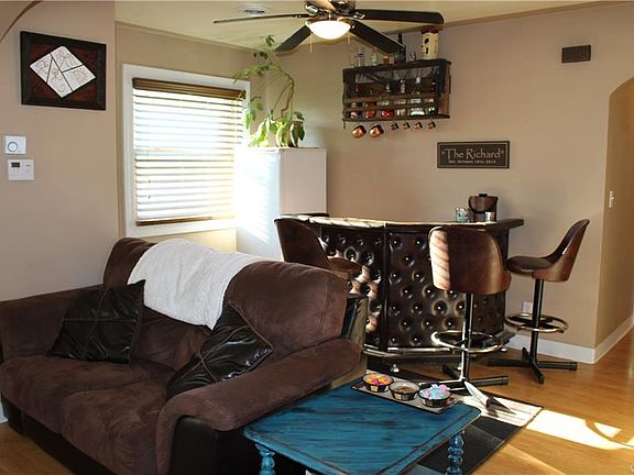 5th image of 135 Louis St