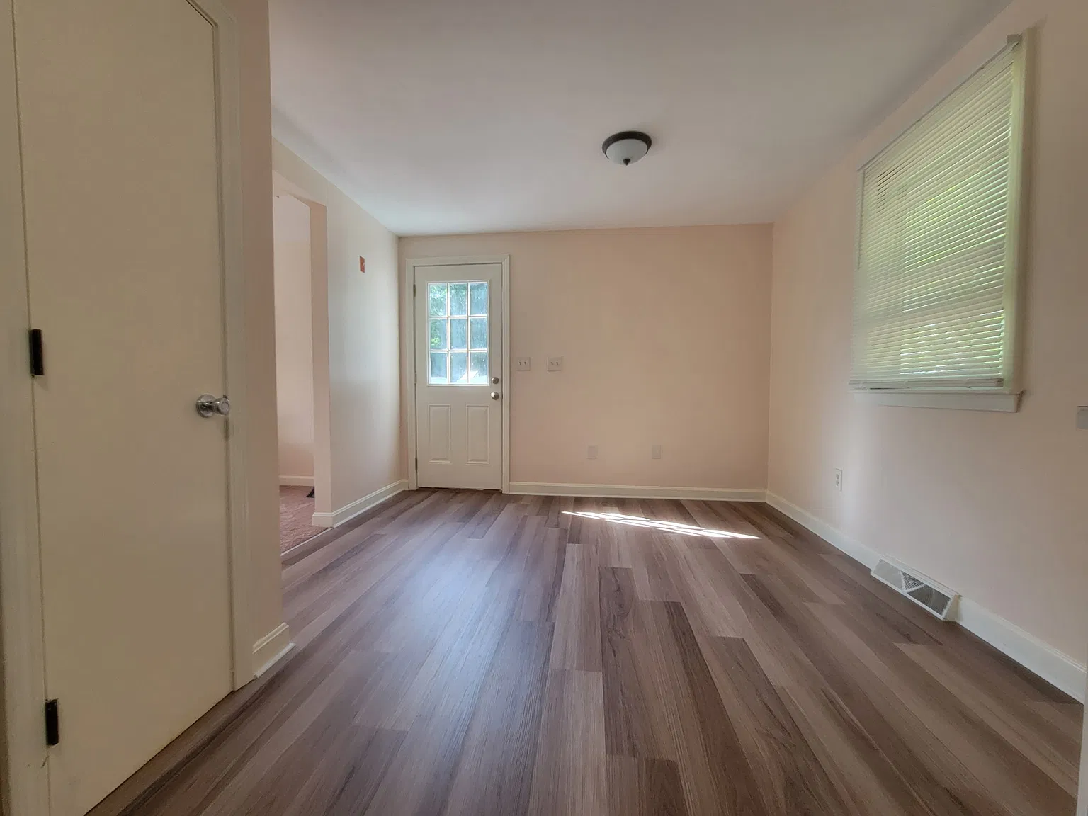 3 bed, 960 sqft, $2,990 — Photo 2