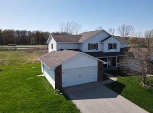 483 Madeline Ln, Little Suamico, WI 54141