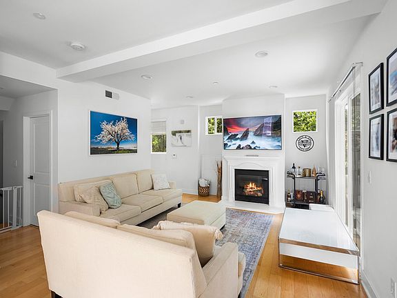 3rd image of 6300 Honolulu Ave Unit 201