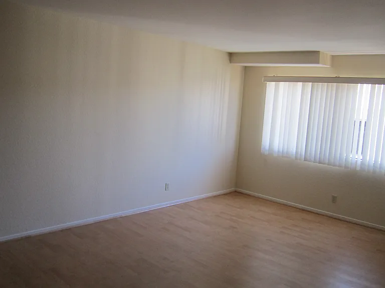 531 Fischer St — Photo 3
