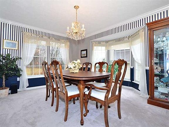 4th image of 410 Hastings Dr
