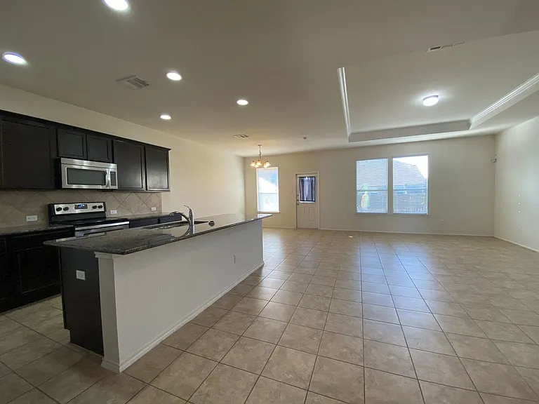 408 E Vega Ln — Photo 5