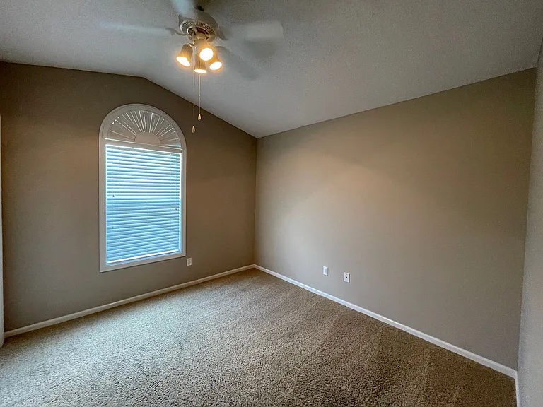 260 Windsor Garden Dr — Photo 15