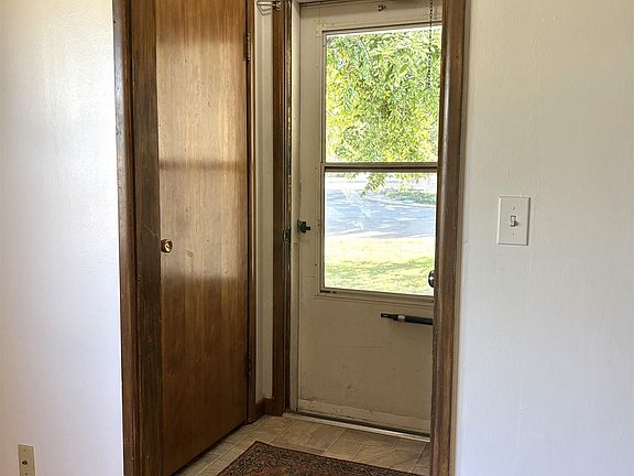 2nd image of 521 W 2nd Ave