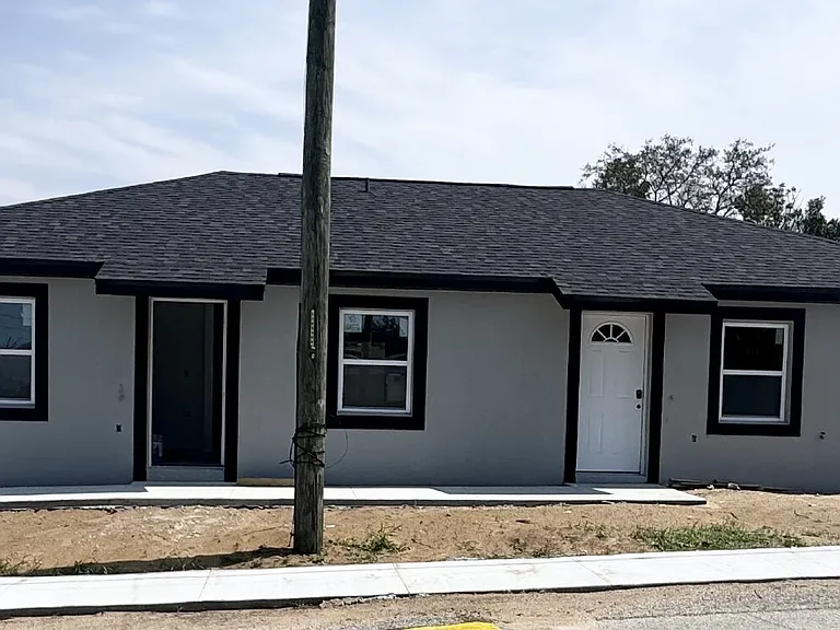 401 E Pearl St — Photo 1