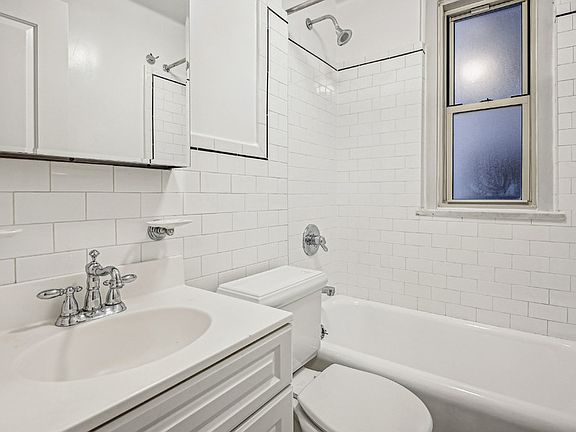 5th image of 25 E 10th St APT 4C