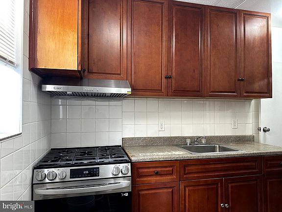 5th image of 720 Winton St