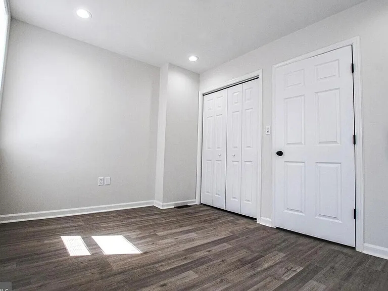 2727 E Monument St — Photo 14