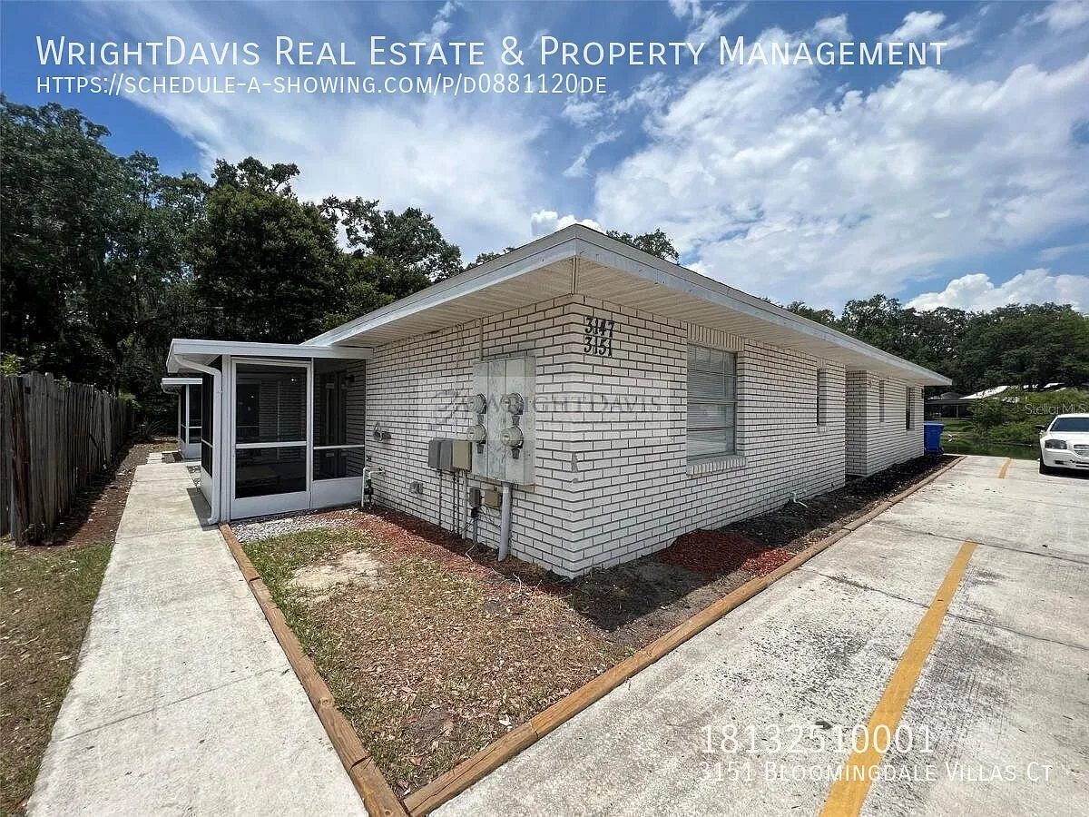 Charming 2/2 in Bloomingdale Villas! — Photo 1