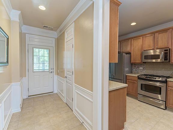 5th image of 2886 Edgewater Dr