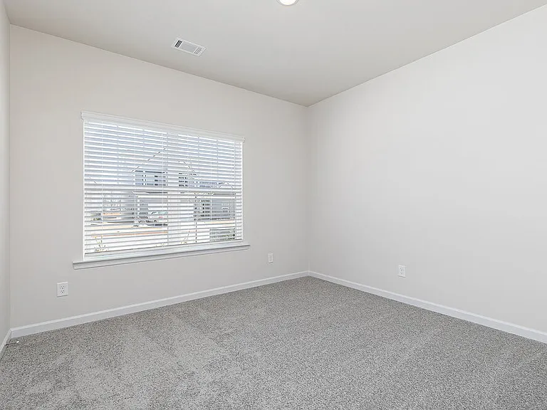 641 Mackenzie Cv — Photo 14