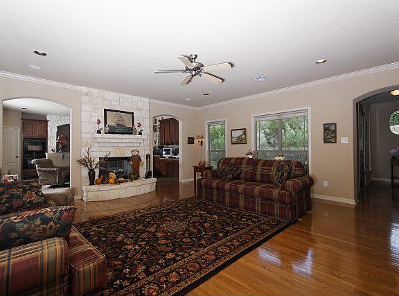 Living Space w/ dual firepl