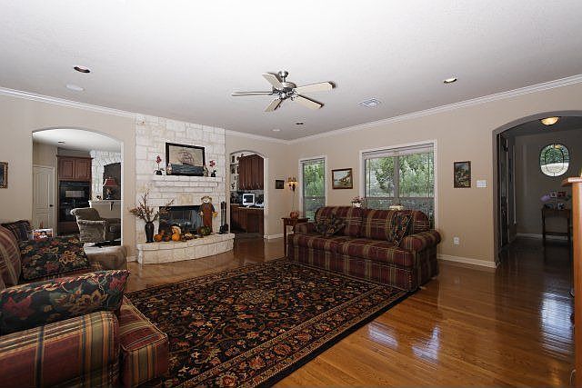 Living Space w/ dual firepl