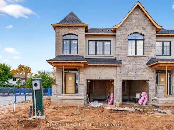 600 Maplehill Dr #1, Burlington, ON L7N 2W3