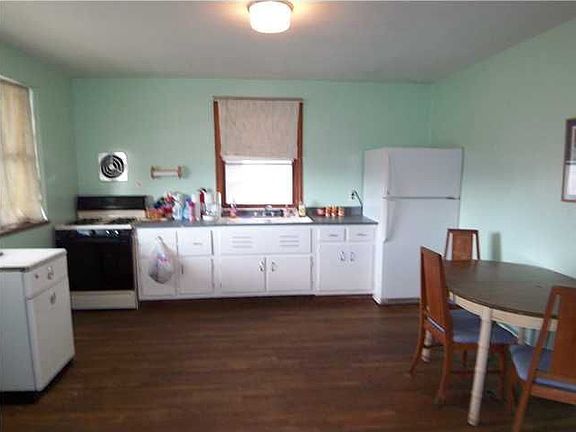 Eat-in retro kitchen..open to living room