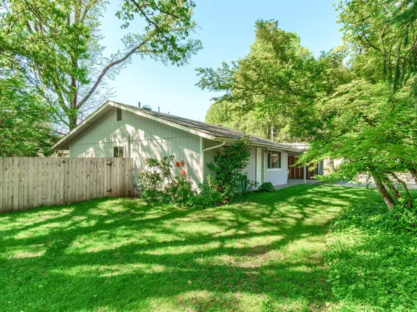 235 Lloyellen Dr, Rogue River, OR 97537
