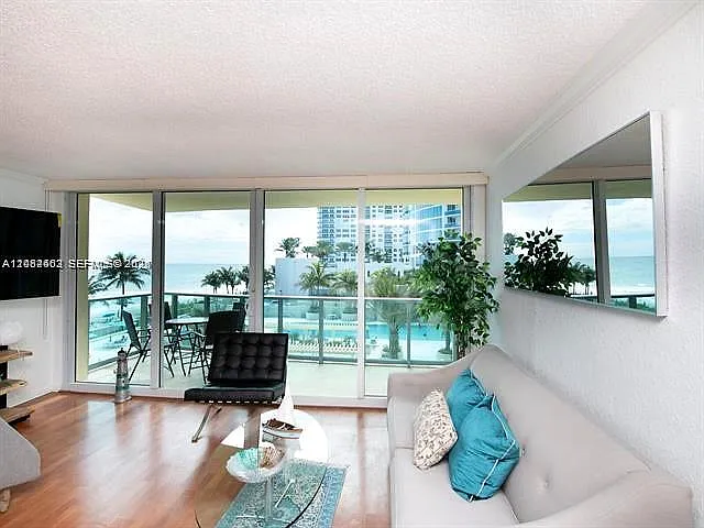 Wave Condo — Photo 3