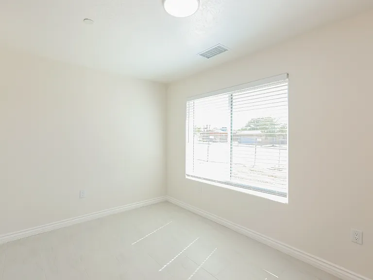 Spacious 3BR/2BA Home with Open Floor Plan, Garage & Washer/Dryer — Photo 7