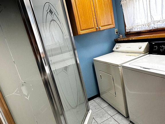 5th image of 915 Evans St