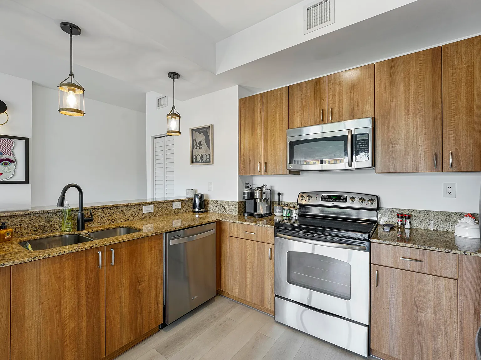2 bed, 2.0 bath, 1001 sqft, $4,500 — Photo 2