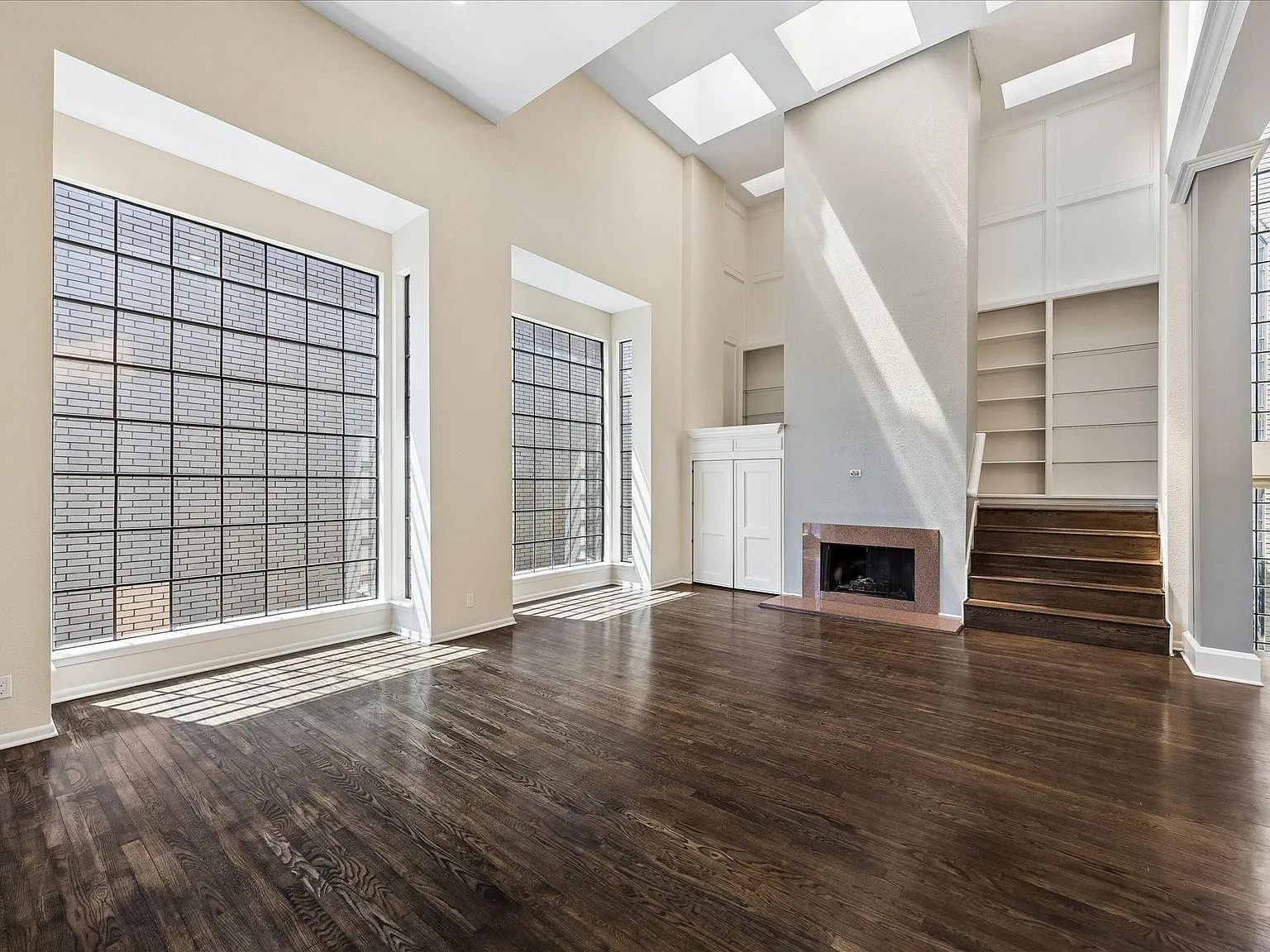 3 bed, 5.0 bath, 3216 sqft, $6,000 — Photo 2