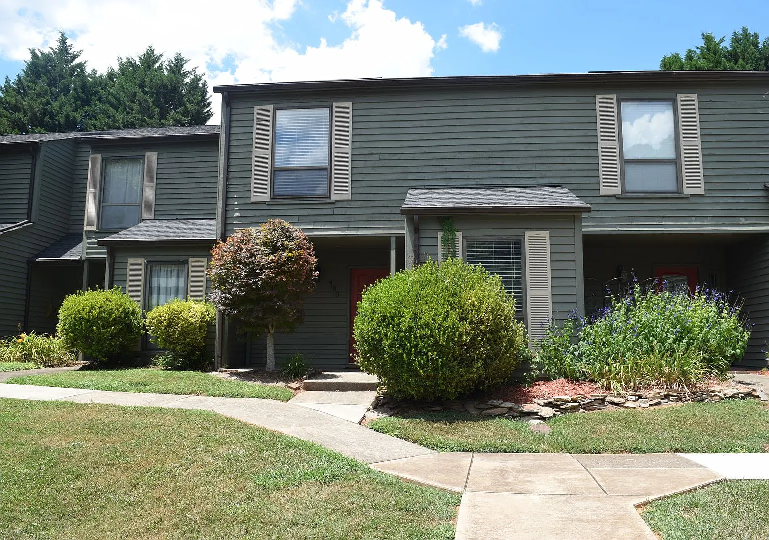 Renovated 3 bedroom Townhouse — Photo 1