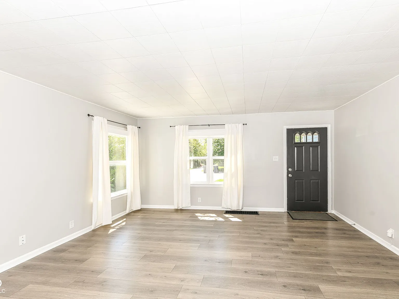 3 bed, 2.0 bath, 2111 sqft, $2,900 — Photo 4
