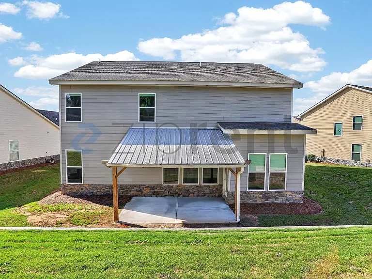 1360 NE Slaton Manor Dr — Photo 4