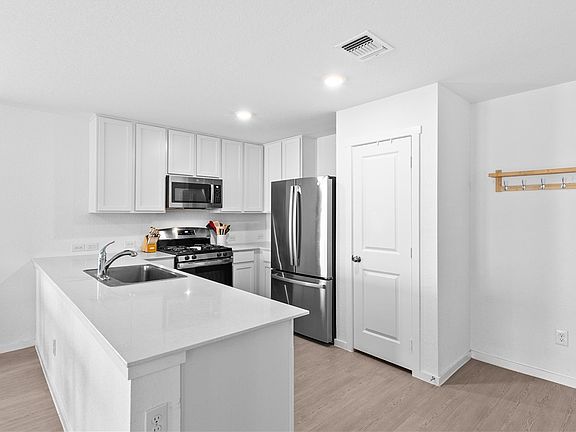 5th image of 2801 Martell St