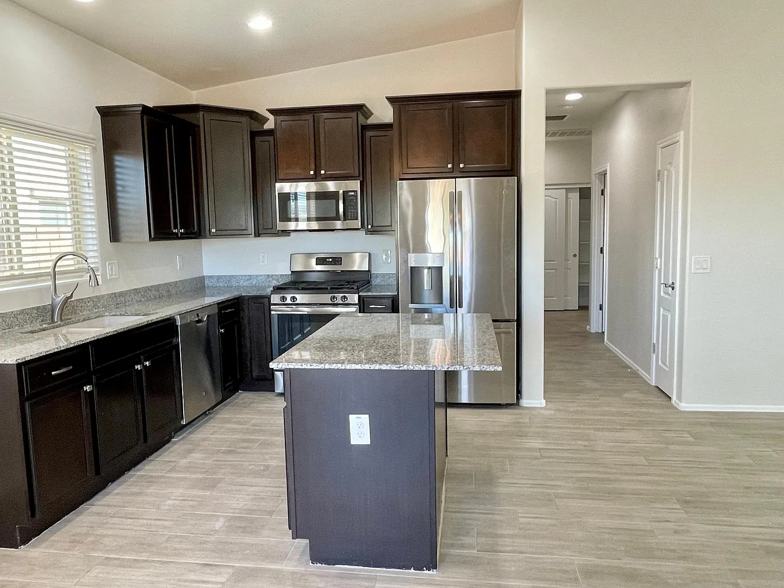 3 bed, 1572 sqft, $2,485 — Photo 4