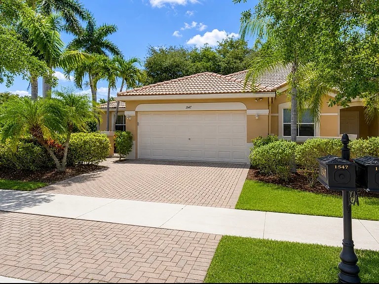 1547 Zenith Way — Photo 3