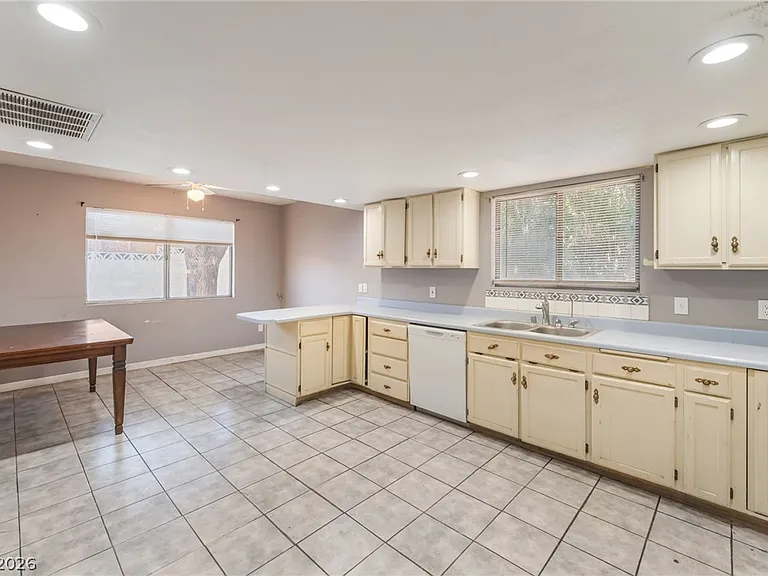 4268 Hampshire Cir — Photo 8