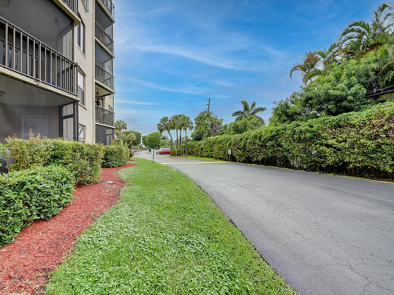 890 N Federal Hwy #103 — Photo 41