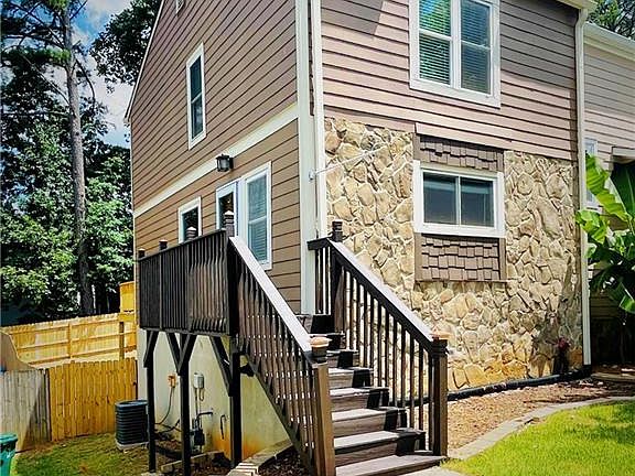 2nd image of 1330 Ridgecrest Ln SE