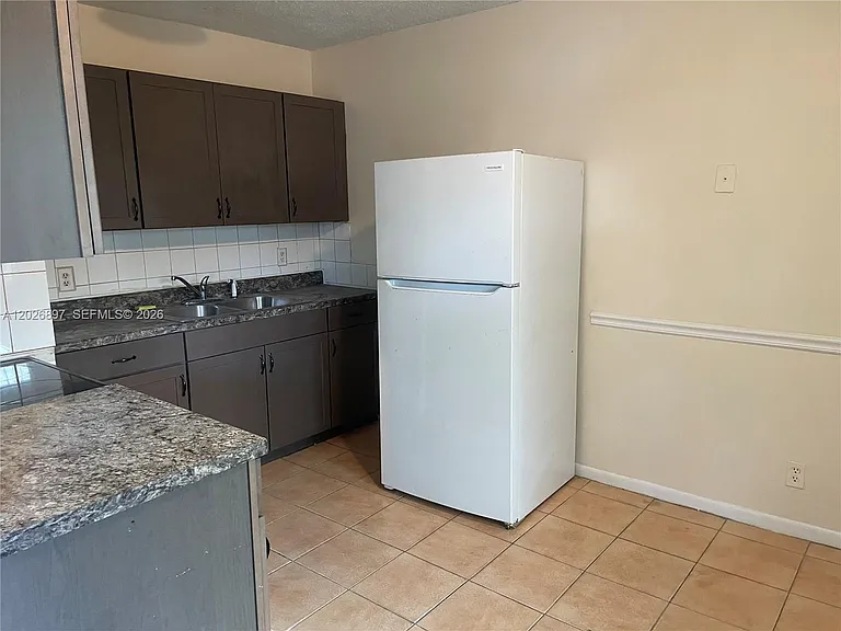 825 SW 9th St #1 — Photo 6