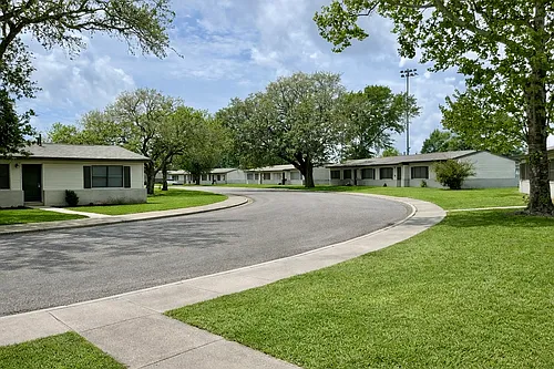 16 Court Dr Photo 1