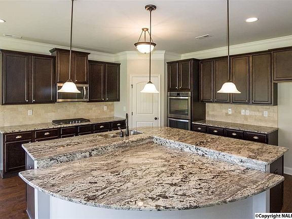 Kitchen w/ Bistro Island