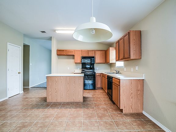 3rd image of 215 Altamont St