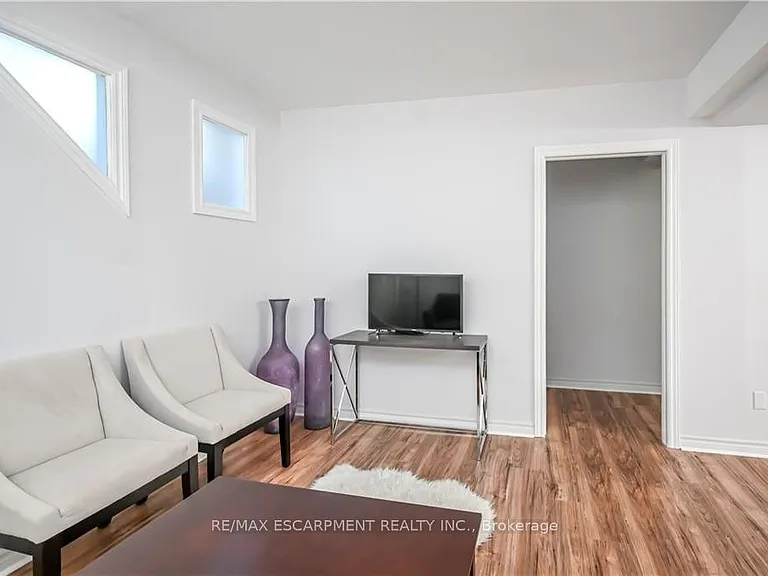 296 Winterberry Dr #LOWER — Photo 11