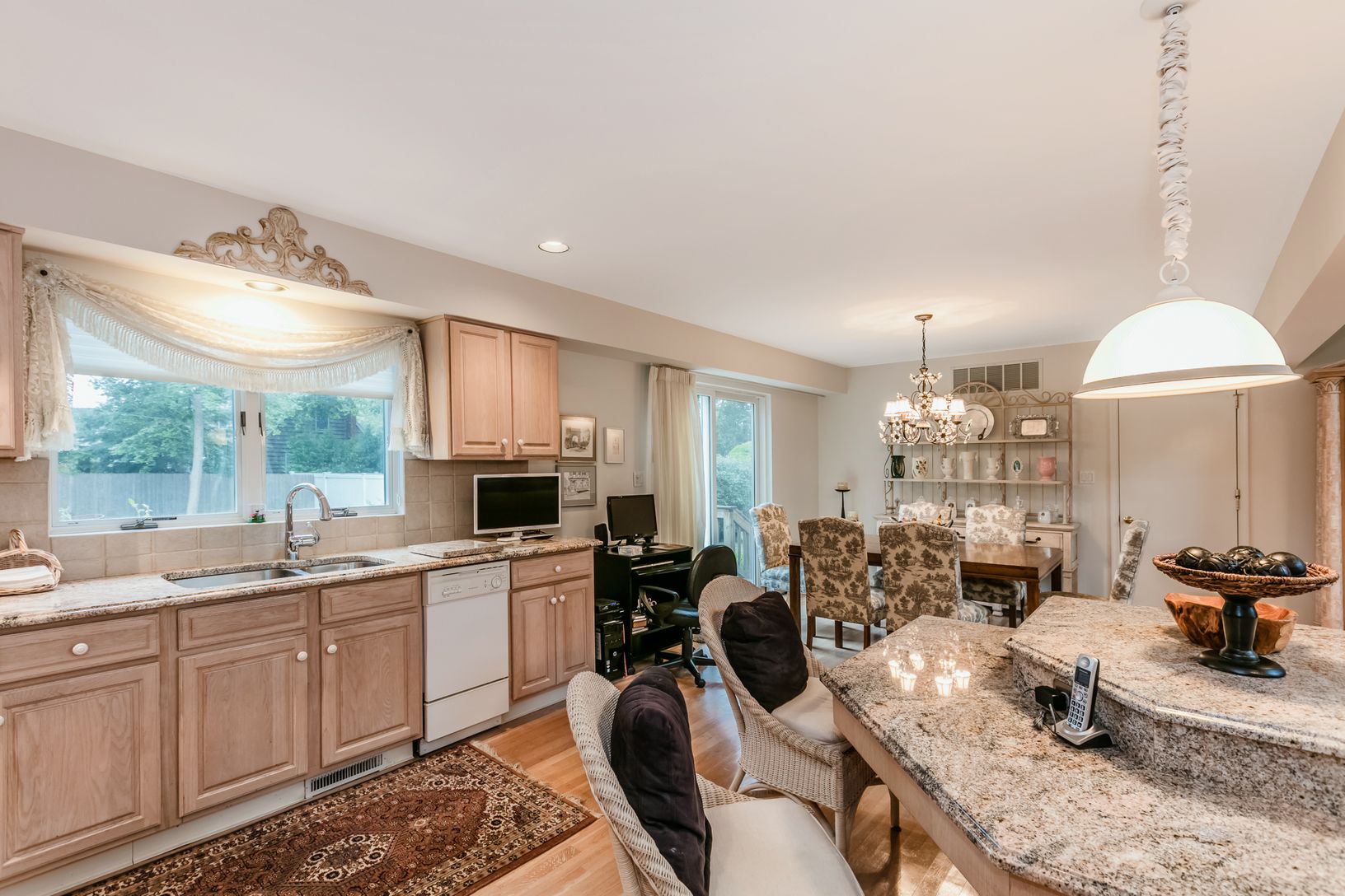  Center Island Dining or Work Station - Caterer's Dream Features!