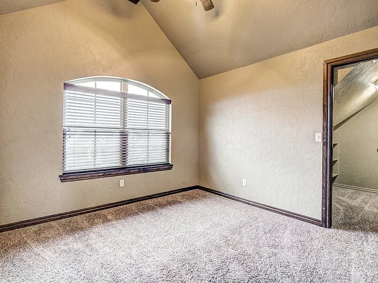 905 Samantha Ln — Photo 43