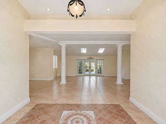 5th image of 2525 NE 21st Court